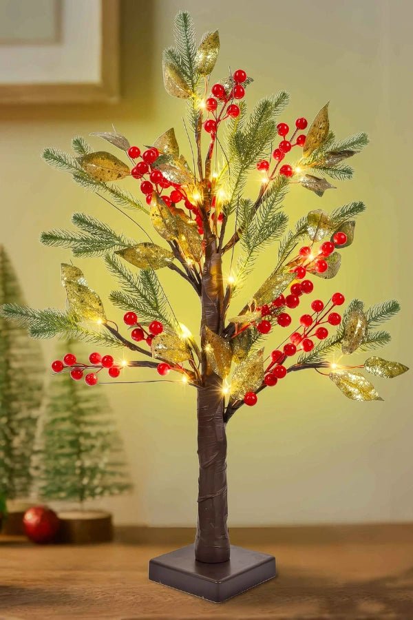 Festlicher Beerenkiefernbaum