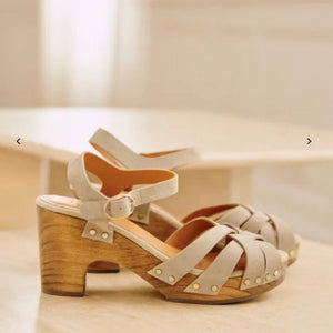 Jackie Sandales chic