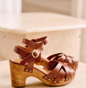 Jackie Sandales chic