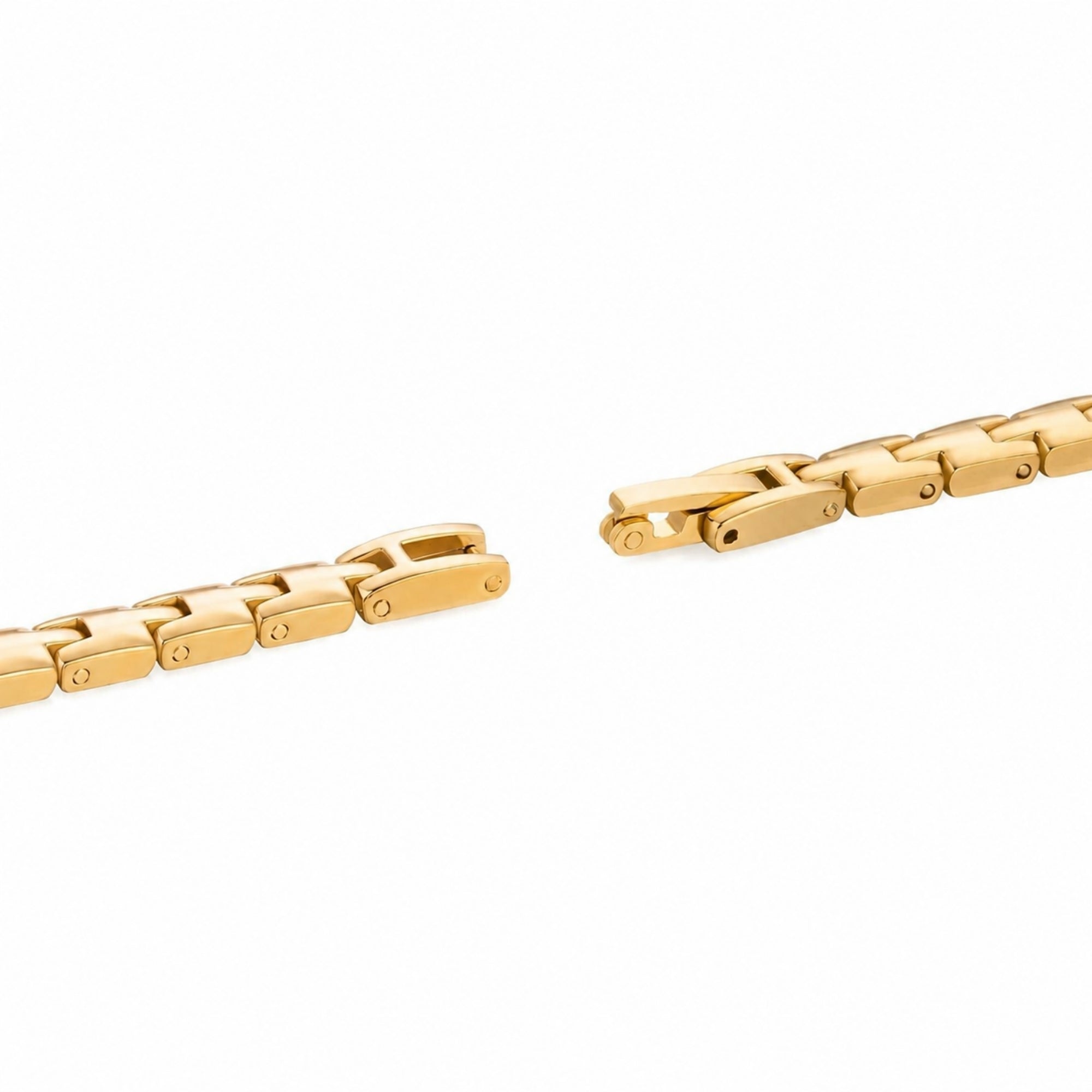 Close up detail of the Kouvr gold watch removable jewelry links showing the easily adjustable strap mechanism