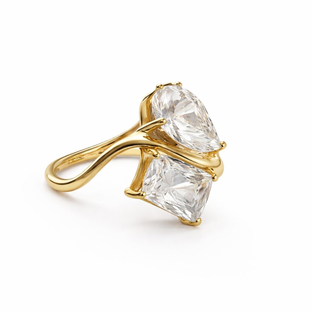 An angled view of the Kouvr Toi et Moi ring, detailing the 18k gold band's fluid curves and the setting of the two diamonds.