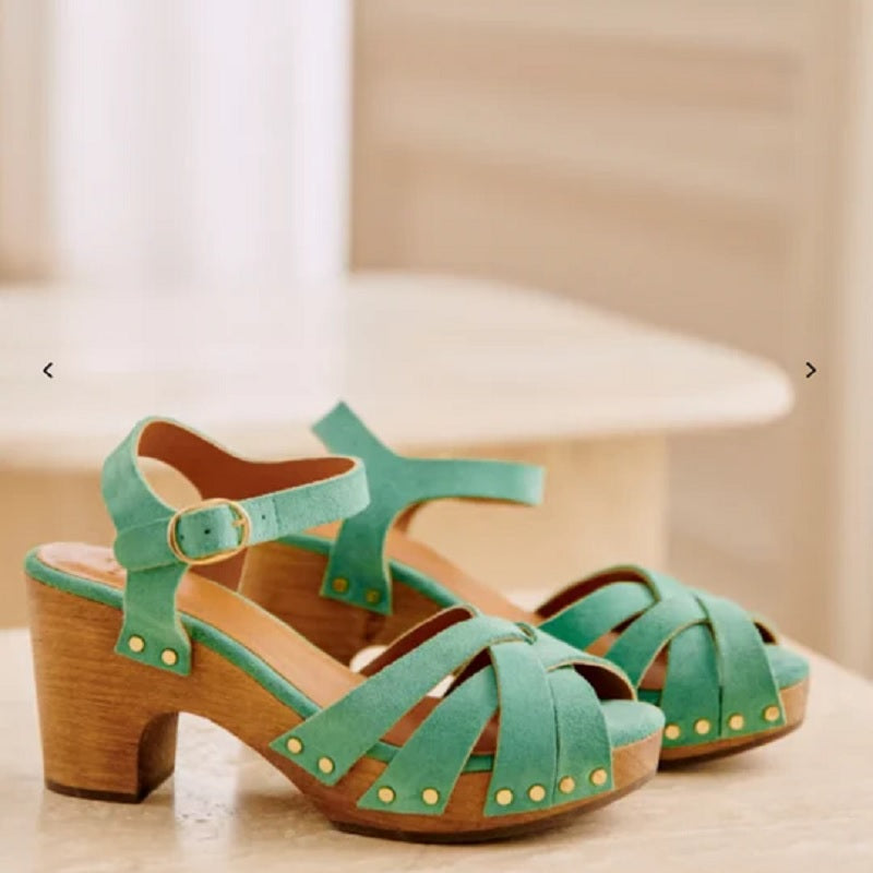 Jackie Sandales chic